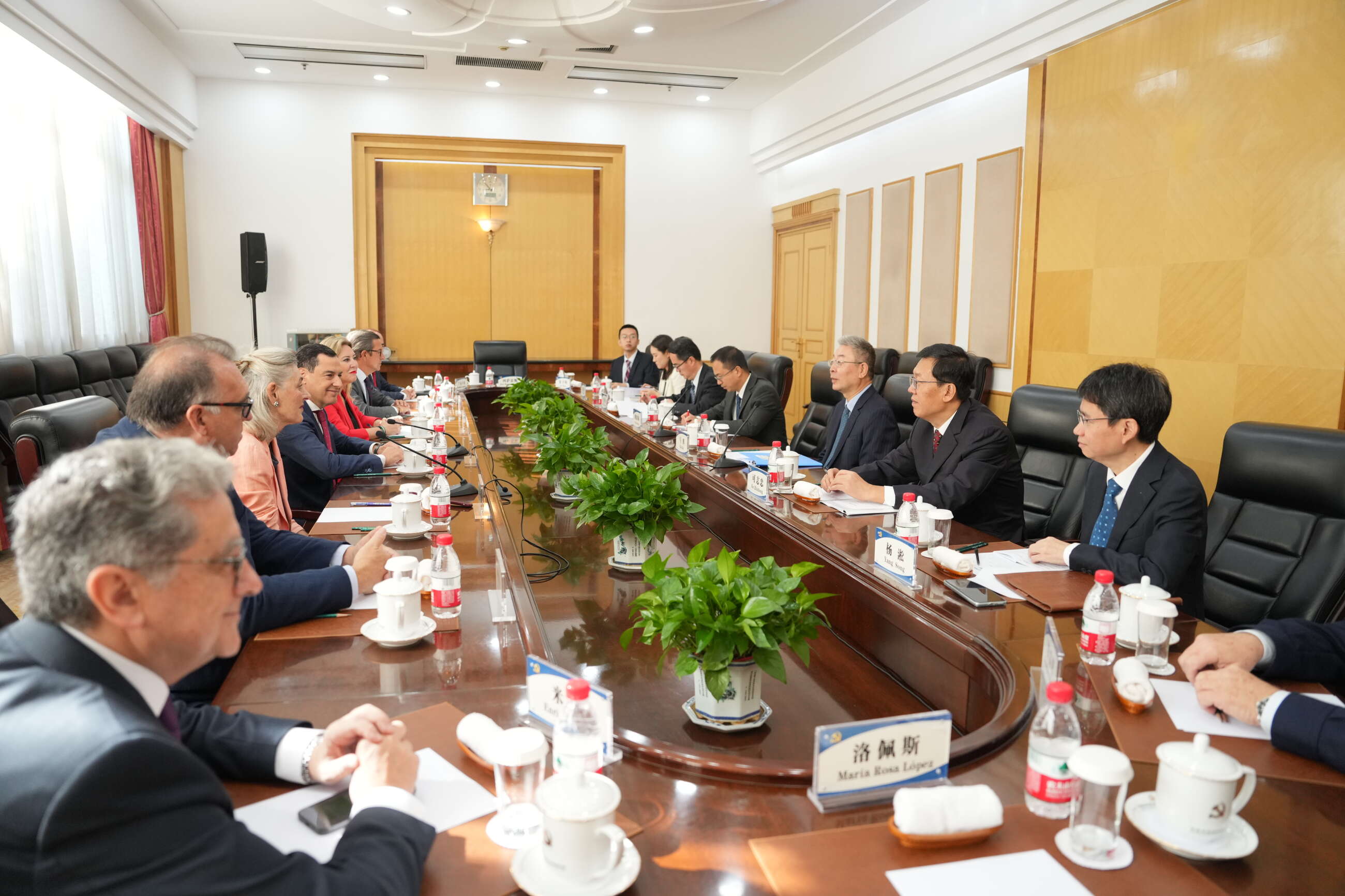 Representantes de la Junta de Andalucía junto a líderes del Partido Comunista de China este jueves en Pekín.