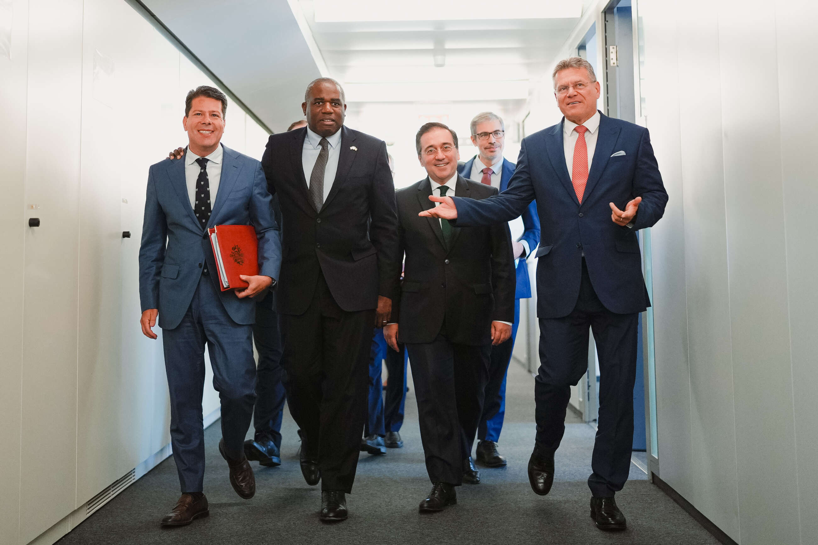 El ministro principal de Gibraltar, Fabian Picardo; el ministro de Exteriores británico, David Lammy; el ministro de Exteriores español, José Manuel Albares; y el vicepresidente de la Comisión Europea Maros Sefcovic antes de su reunión en Bruselas. Foto: Ben Dance / FCDO