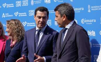 El presidente de la Junta de Andalucía, Juanma Moreno, y el presidente de la Generalitat Valenciana, Carlos Mazón. Foto: Arsenio Zurita