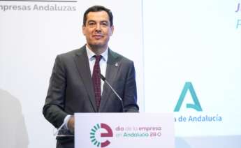 El presidente de la Junta de Andalucía, Juanma Moreno, durante la conmemoración del Día de la Empresa en Andalucía organizado por la CEA en la Confederación de Empresarios de Andalucía, a 28 de octubre de 2024 en Sevilla (Andalucía, España). Hoy, festividad de San Judas Tadeo, se celebra en Andalucía el Día de la Empresa. En su tercera edición, la CEA otorga galardones a empresas e instituciones relevantes en el sector laboral. Joaquin Corchero / Europa Press 28/10/2024