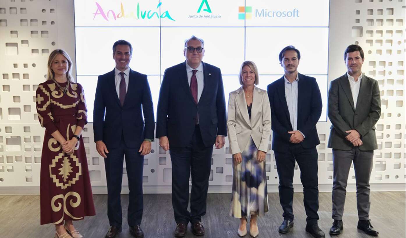 El consejero de Turismo y Andalucía Exterior, Arturo Bernal, junto a los responsables de Microsoft, tras la firma del acuerdo. Foto: Junta de Andalucía