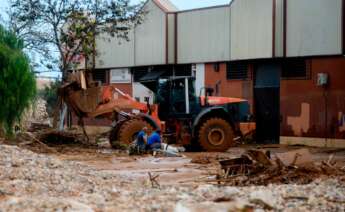 Un tractor ayuda a reparar los daños ocasionados por la DANA en Valencia. Foto: Solidana.