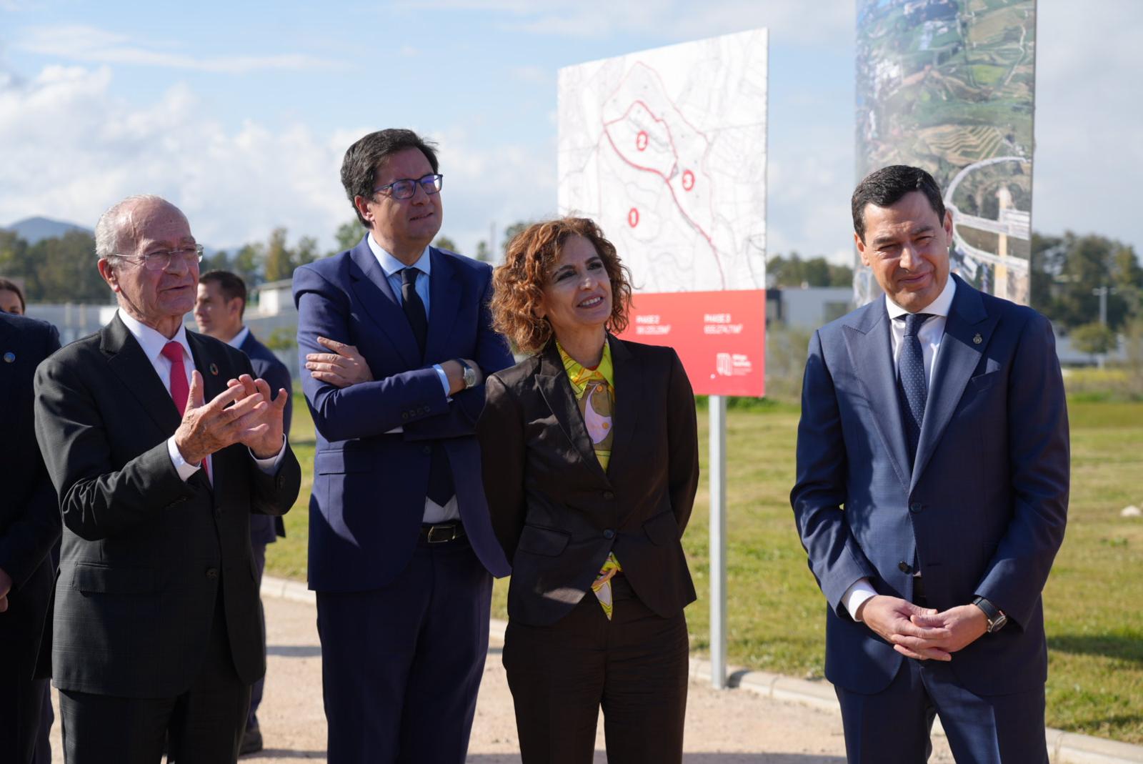 Francisco De la Torre, alcalde de Málaga; Óscar López, ministro de Transformación Digital y Función Pública; María Jesús Montero, vicepresidenta primera del Gobierno, y Juanma Moreno, presidente de Andalucía, visitan el centro IMEC en Málaga.