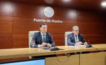 El residente de la Puerto de Huelva, Alberto Santana, y el director, Alfonso Peña, en la presentación del balance de 2024.