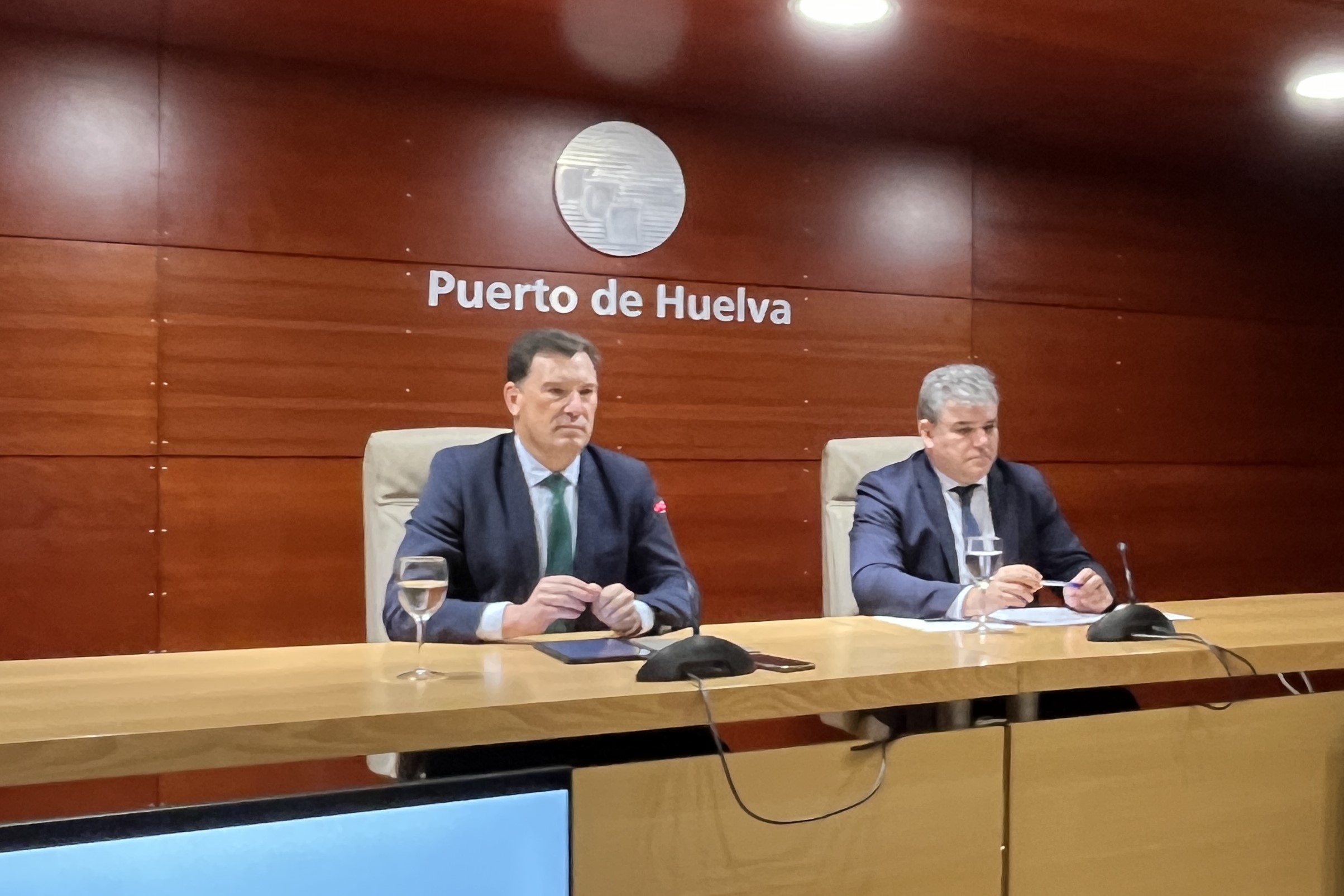 El residente de la Puerto de Huelva, Alberto Santana, y el director, Alfonso Peña, en la presentación del balance de 2024.