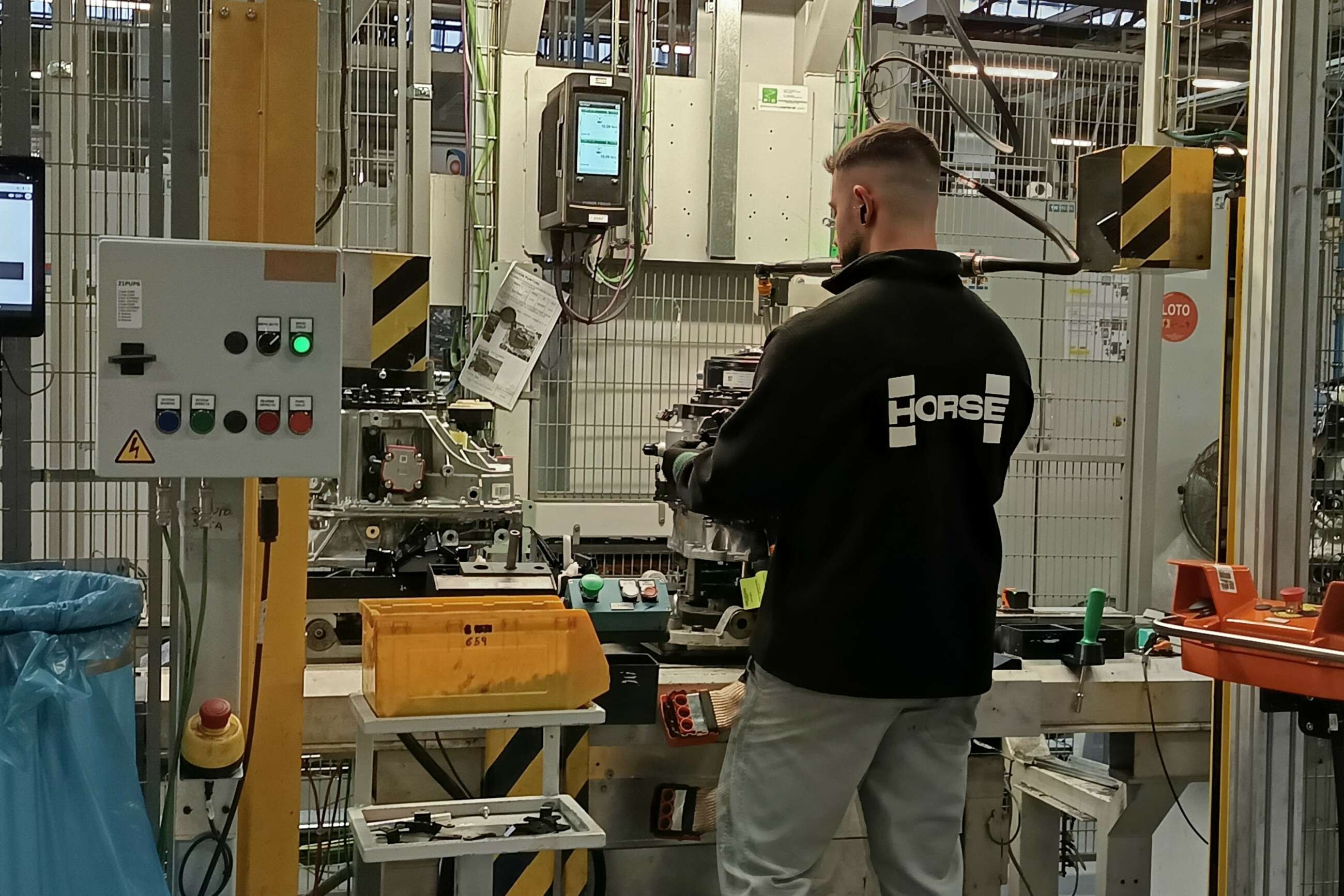 Un trabajador de Horse en la factoría de Sevilla.