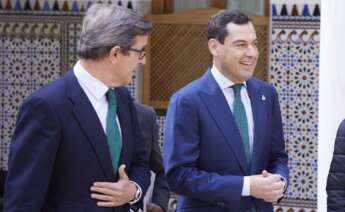 El presidente de Andalucía, Juanma Moreno, junto al consejero de Industria, Energía y Minas, Jorge Paradela.