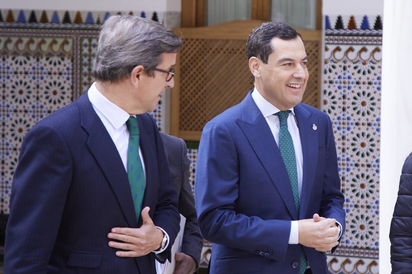 El presidente de Andalucía, Juanma Moreno, junto al consejero de Industria, Energía y Minas, Jorge Paradela.