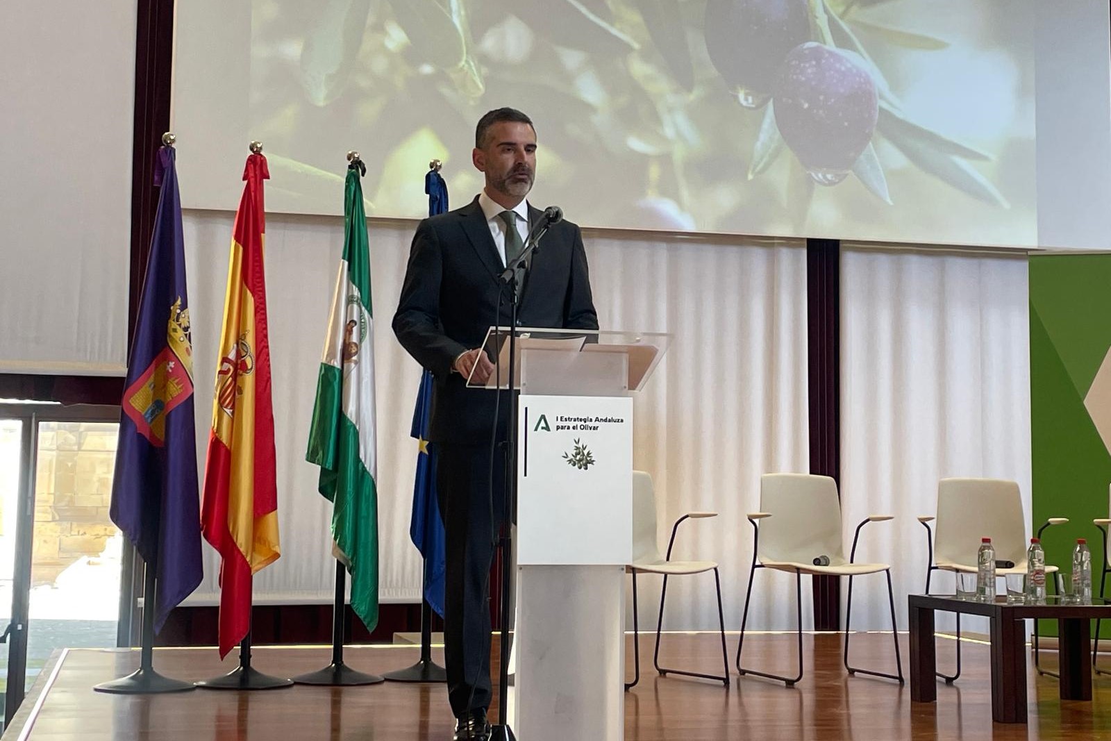 Ramón Fernández-Pacheco, consejero de Agricultura, Pesca, Agua y Desarrollo Rural, durante la presentación de la I Estrategia Andaluza del Olivar