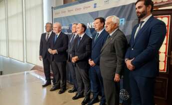 Los presidentes de las autoridades portuarias de Huelva, Sevilla y Algeciras (centro), junto a representantes de la Cámara de Sevilla y Consejo Andaluz de Cámaras de Comercio.